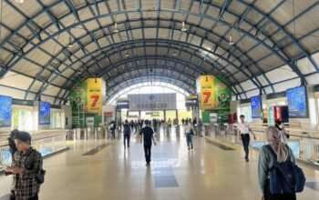 Hari Pertama WFA Jelang Lebaran, Stasiun Palmerah Terlihat Sepi