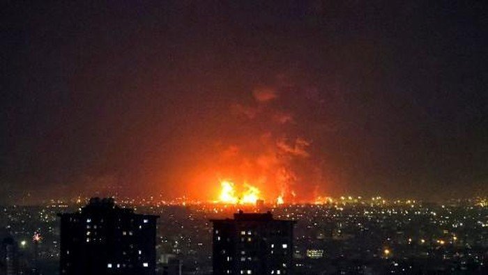 AS Prediksi Perang Berakhir Dalam Waktu Dekat, Iran Berkata Sebaliknya: Strategi Bisnis untuk Menghadapi Fluktuasi Harga Minyak