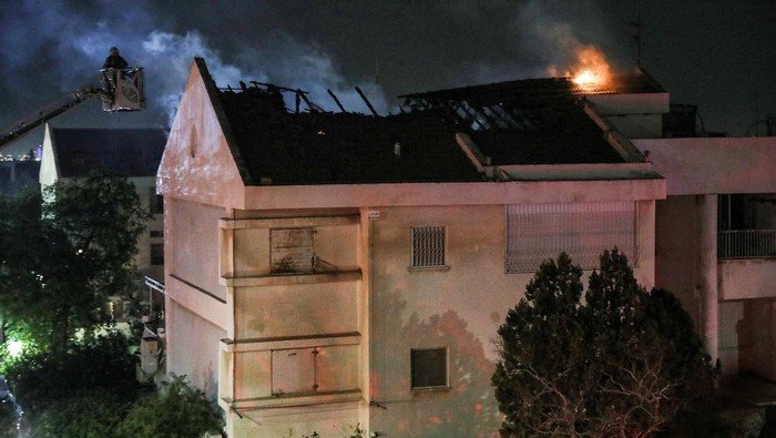 Serpihan Rudal Iran Picu Kebakaran di Kota-kota Israel: Krisis Berkepanjangan atau Perang Baru?