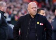 Carragher: Slot Bakal Sulit Rebut Kembali Hati Fans Liverpool – Update 1