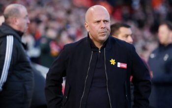 Carragher: Slot Bakal Sulit Rebut Kembali Hati Fans Liverpool – Update 1