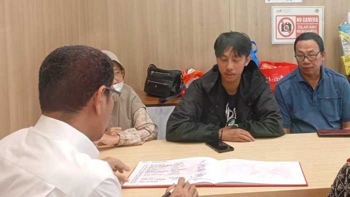 Komisioner Komnas HAM Temui Ortu Aktivis KontraS, Mendoakan Pulihnya Andrie Yunus