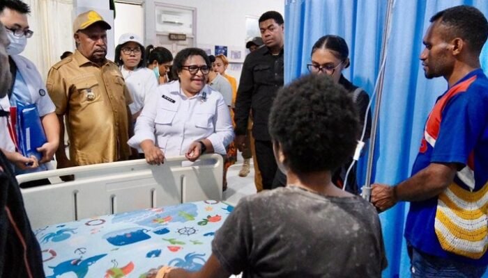 Wamendagri Tinjau RSUD Yowari, Tekankan Pelayanan yang Lebih Baik