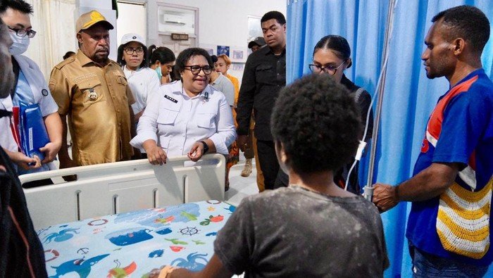 Wamendagri Tinjau RSUD Yowari, Tekankan Pelayanan yang Lebih Baik