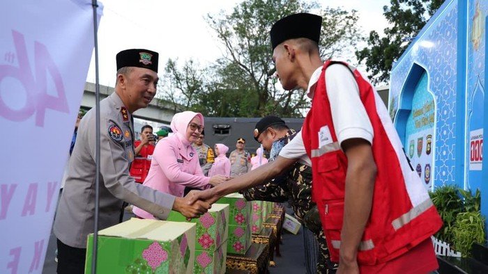 Kapolda Sumsel Luncurkan Operasi Ketupat 2026, Bagikan Tali Asih dan Takjil di Berbagai Titik