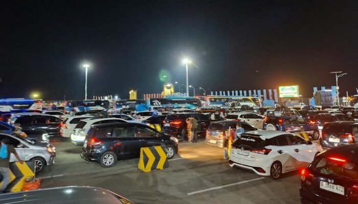 Malam Ini, Pelabuhan Merak Dibuat Heboh oleh Ratusan Pemudik yang Bermacet-Macetan