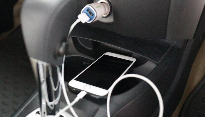 “Cerdas atau Cowo? Benarkah Sering Ngecas HP di Mobil Bikin Aki Soak?”