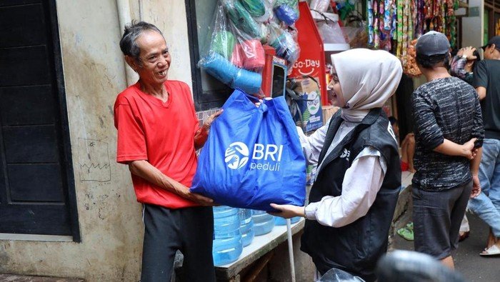 BRI Salurkan 279 Ribu Paket Sembako, Tanggapi Krisis Sosial di Berbagai Daerah!