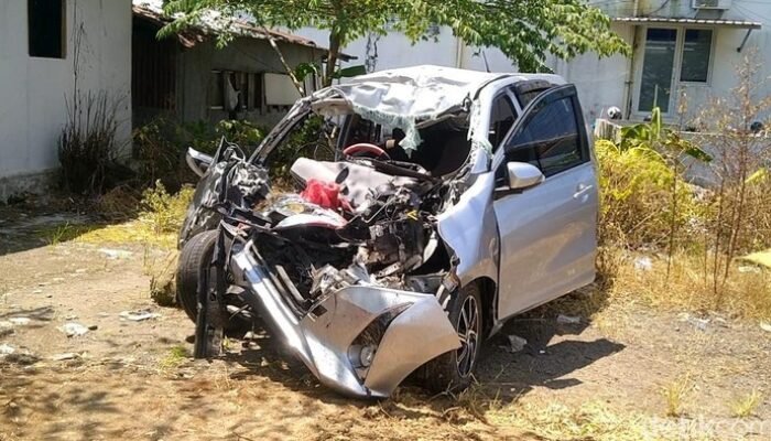 **Tragedi Tol Tegal: 4 Pemudik Bekasi Tewas dalam Tabrakan Mobil dan Bus**