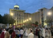 “Jemaah Mulai Berdatangan, Suasana Ramai di Istiqlal jelang Salat Id”