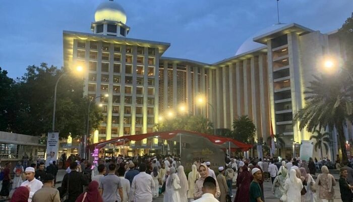 “Jemaah Mulai Berdatangan, Suasana Ramai di Istiqlal jelang Salat Id”