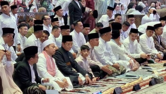 “Gibran Bersama Jan Ethes, Perayaan Idul Fitri di Masjid Istiqlal Membuat Gebrakan!”