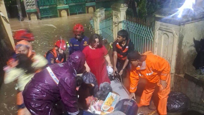 Banjir Ciracas Jaktim: Damkar Selamatkan 47 Warga, Termasuk Ibu Hamil dan Balita