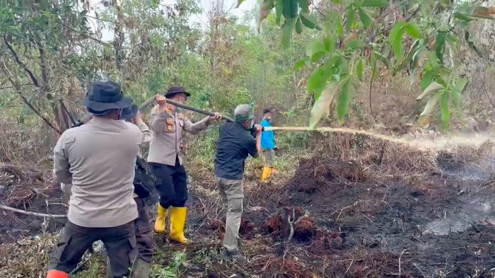 Kapolda Riau Bersama Rocky Gerung Periksa Karhutla Dumai, Ini Fakta yang Mengejutkan