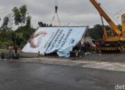 Hujan-Angin Membuat 2 Reklame Raksasa di Buahbatu Tumbang, 4 Kendaraan Terkena dampak!!!