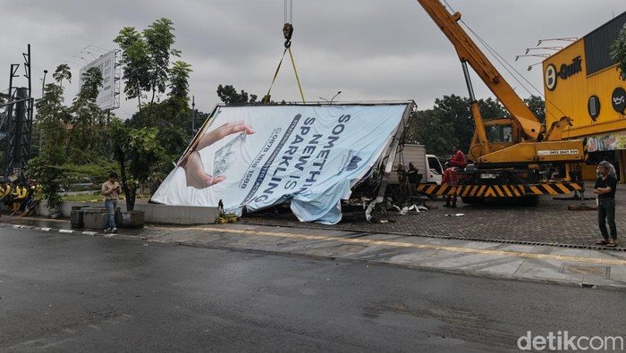 Hujan-Angin Membuat 2 Reklame Raksasa di Buahbatu Tumbang, 4 Kendaraan Terkena dampak!!!